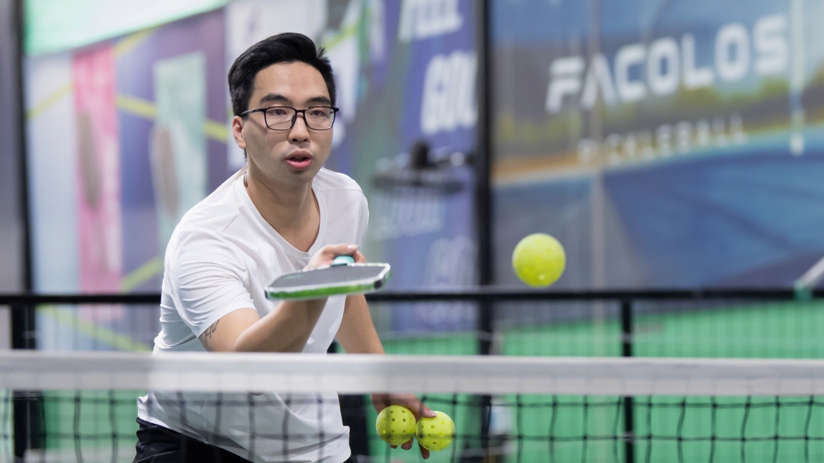 Hướng dẫn hai cách Dink Roll Backhand phổ biến trong Pickleball